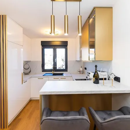 Vakantiehuis Luxury House Near The Uskok Beach *